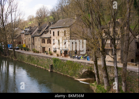 Der kleine Hauptstraße im Zentrum der historischen französischen Dorf von Belcastel mit Fluss Aveyron und kleine Restaurant Frankreich Stockfoto