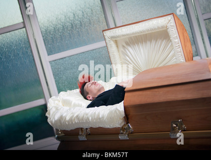 Einen verstorbenen jungen Mann In einem Sarg Stockfoto