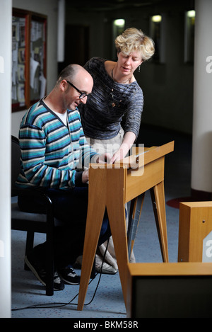 Cynthia Miller abgebildet ein Experte bei der Wiedergabe die Ondes Martenot mit einer Schülerin an der Birmingham Symphony Hall Mai 2008 Stockfoto