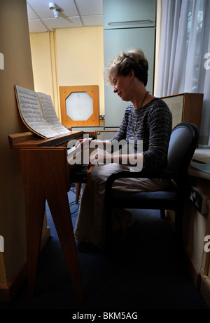 Cynthia Miller abgebildet ein Experte bei der Wiedergabe die Ondes Martenot an der Birmingham Symphony Hall Mai 2008 Stockfoto