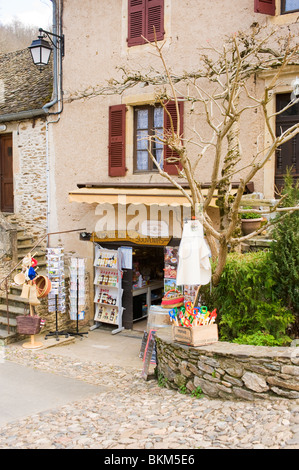 Souvenir- und Geschenkeladen mit Cafe in Belcastel Dorf Aveyron Midi-Pienees Frankreich Stockfoto