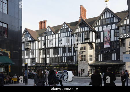 Haupteingang des Liberty Stores in Gt Marlborough St, die auch Heimat ist die Carnaby Street. Stockfoto