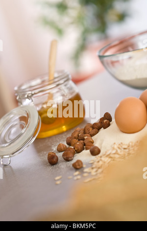 Teig Backzutaten, Honig, Eiern, Mehl in Küche Stockfoto