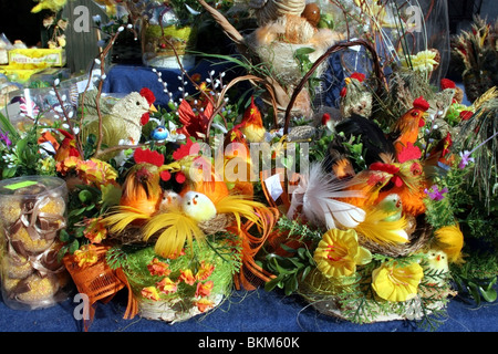 Ostereier und andere Ostergeschenke für Verkauf in einem Markt Krakau Stockfoto