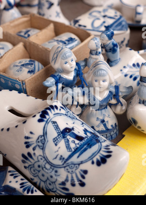 Traditionelle holländische Porzellanfiguren für Verkauf auf Stall am Waterlooplein Markt in Amsterdam Niederlande Stockfoto