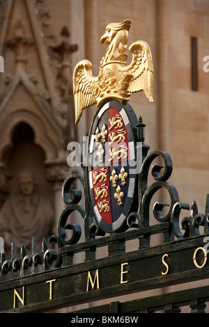 Wappen der Arme auf ein Tor in St. Johns College Kirche in zentralen Cambridge im Vereinigten Königreich Stockfoto