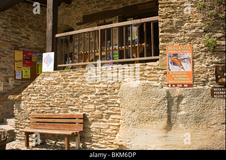 Der Tourist-Information in traditionellen lokalen Stein am Belcastel Dorf Aveyron Rouergue-Midi-Pyrenäen-Frankreich Stockfoto