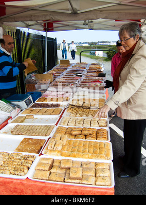 Auswahl von Gebäck und Kuchen an einem Stand auf dem Bauernmarkt in Skerries, North County Dublin, Irland Stockfoto