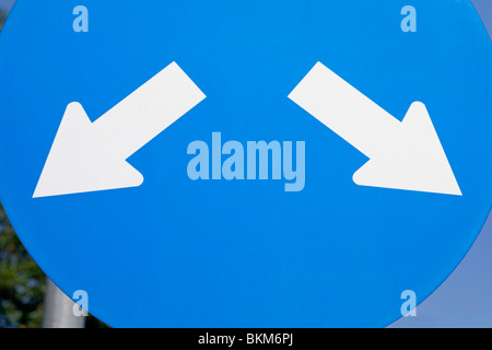 A Straße Verkehrsschild zeigt links und rechts drehen nur voraus Stockfoto