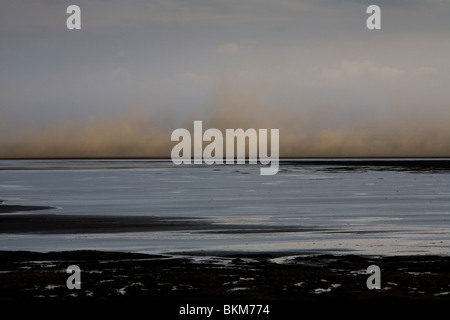 Island, 23. April 2010: Vulkanasche aus dem Vulkanausbruch im Eyjafjallajökull-Gletscher, Südisland. Stockfoto