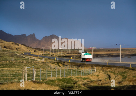 LKW-fahren auf der Autobahn 1 die wiedereröffnet hat nach Überschwemmung von Schmelzwasser aus dem Vulkanausbruch im Eyjafjallajökull-Gletscher Stockfoto