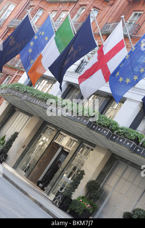 Der Haupteingang und die vordere Elevation des Claridge's Hotel in Brook Street, London. Stockfoto