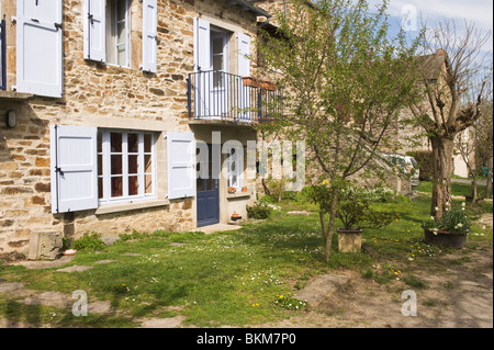 Schöne französische Traditionshaus in Stein am historischen Bastide Stadt von Sauveterre-de-Rouergue Aveyron Midi-Pyrenäen Frankreich Stockfoto