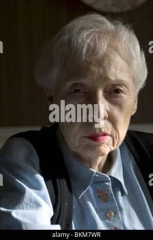 90 Jahre alte Frau zu Hause. HERR Stockfoto