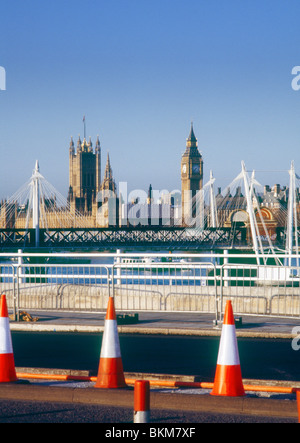 Leitkegel auf Waterloo Bridge, London, mit Houses of Parliament in Ferne Stockfoto