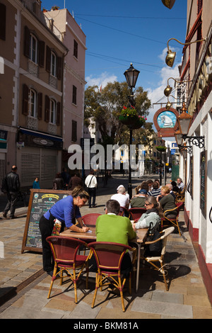 Horseshoe Bar, Main Street, Gibraltar mit Kunden sitzen an Tischen im freien Stockfoto