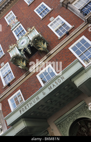 Fortnum & Mason in Piccadilly London, dem berühmten läuten Uhr über einer der Eingänge. Stockfoto