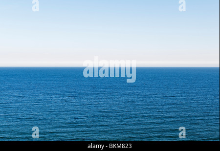 Blick von der Küste von Cornwall auf ein leeres Meer an einem schönen Tag. Blick von der Roseland Halbinsel in der Nähe von St Mawes Stockfoto