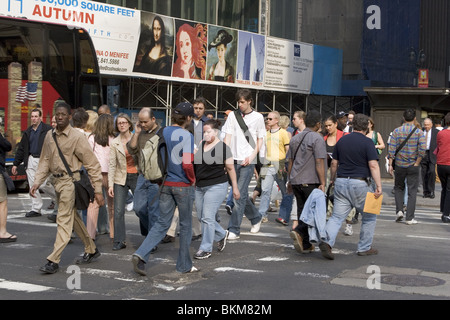 der immer belebten Ecke der 5th Avenue und 42nd Street in Manhattan von der New York Public Library Stockfoto