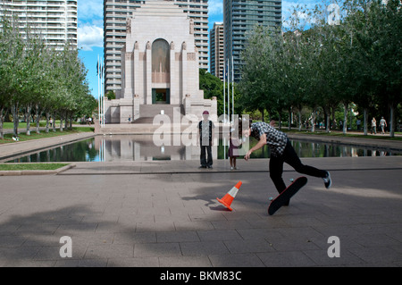 Skateboarder vor Anzac Memorial, Hyde Park, Sydney, Australien Stockfoto