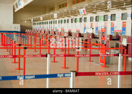 Flughafen Check-in Schreibtische leer Flüge abgesagt Stockfoto