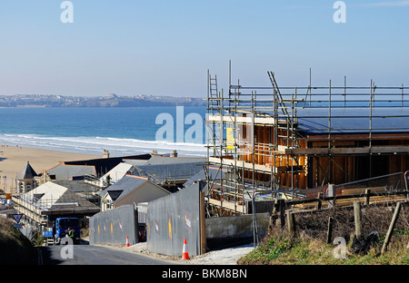 neue Ferienwohnungen im Bau mit Blick auf Watergate Bay in der Nähe von Newquay in Cornwall, Großbritannien Stockfoto