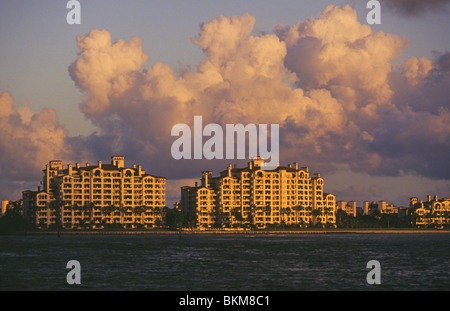 Große Wohnung und Eigentumswohnung Gebäude bei Sonnenuntergang in Miami, Florida Stockfoto