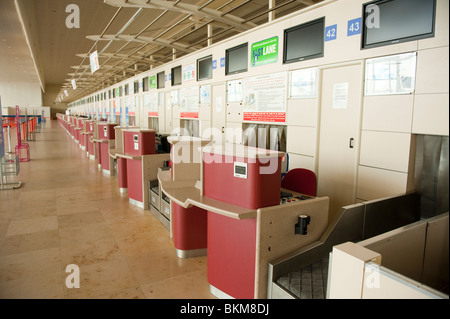 Flughafen Check-in Schreibtische leer Flüge abgesagt Stockfoto