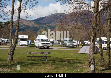 Wohnmobile und Wohnwagen auf Keswick & Caravaning Club Campingplatz Stockfoto