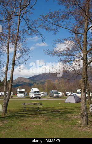 Wohnmobile und Wohnwagen auf Keswick & Caravaning Club Campingplatz Stockfoto