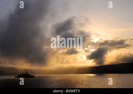 Eine königliche Marine Fregatte vertäut im Plymouth Sound bei Sonnenuntergang Stockfoto