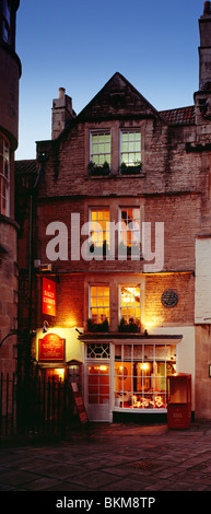 Sally Lunn Erfrischung Haus, angeblich das älteste Haus in der Stadt Bath, in der Dämmerung. Stockfoto