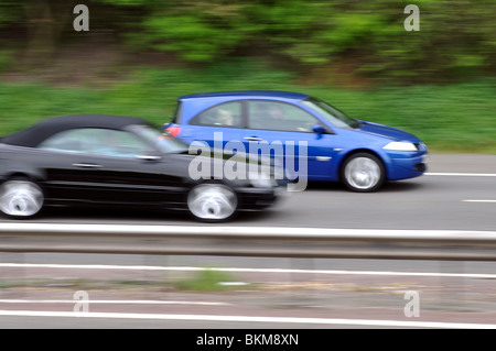 Autos mit Geschwindigkeit auf der Autobahn, UK Stockfoto