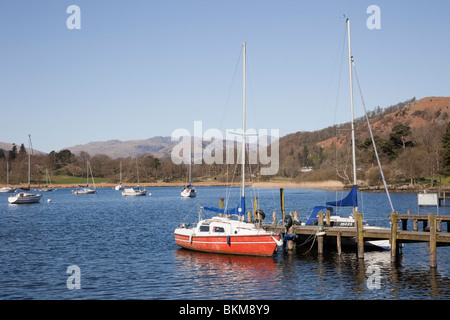 Waterhead, Ambleside, Cumbria, England, UK. Roten Yacht vor Anker von der öffentlichen Anlegestelle auf Windermere im Lake District National Park Stockfoto