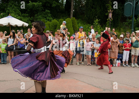 Frankreich, Themenparks, Touristenmassen, Blick, Disneyland Paris, Parade Charaktere, Publikum und Darsteller Stockfoto