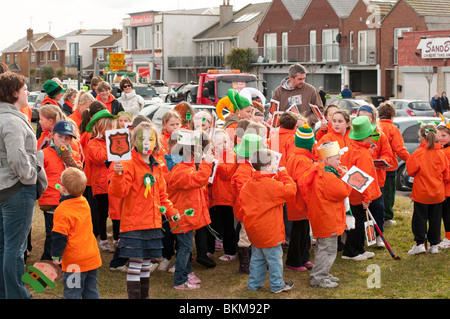 Kinder sammeln zu Beginn der St. Patricks Day Parade in Skerries, County Dublin, Irland 2010 Stockfoto