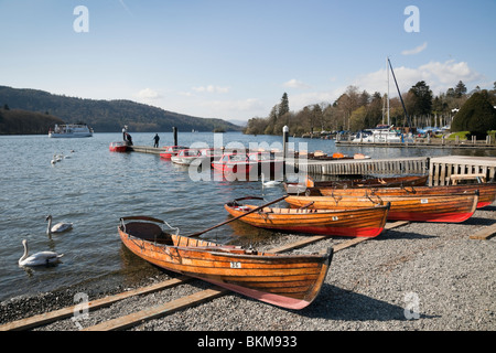 Bowness auf Wndermere, Cumbria, England, UK. Ruderboote zu mieten am See Windermere im Lake District National Park Stockfoto