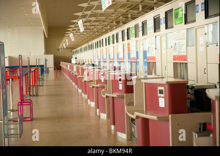 Flughafen Check-in Schreibtische leer Flüge abgesagt Stockfoto