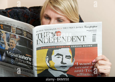 Frau liest die neue Ausgabe der Zeitung The Independent (Mai 2010) Stockfoto