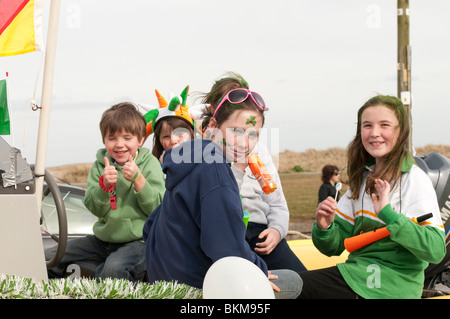 Kinder, die Spaß am St. Patricks Day Parade in Skerries, County Dublin, Irland 2010 Stockfoto