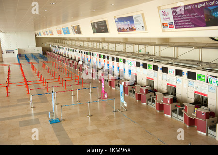 Flughafen Check-in Schreibtische leer Flüge abgesagt Stockfoto