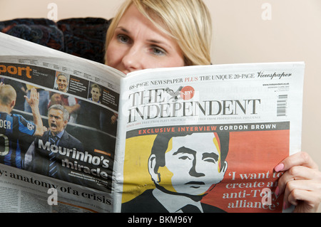 Frau liest die neue Ausgabe der Zeitung The Independent (Mai 2010) Stockfoto