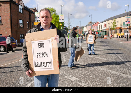 Paul Duffy, Bruder von Colin, an eine "weiße Linie Mahnwache" auf der Falls Road protestieren zu Konditionen für republikanische Gefangene Stockfoto