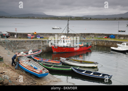 Angelboote/Fischerboote im Hafen in Roundstone, Connemara, Irland Stockfoto