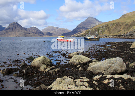 Angelboote/Fischerboote vor Anker, Skye, säumen Loch Meer, Küste, Küste, Loch Scavaig, Elgol, Berge, Ridge,Landscape,Seascape.Shoreline,View Stockfoto