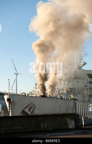 Ex Navy Schiff in Brand im Dock mit große Mengen an Rauch aus halten Stockfoto