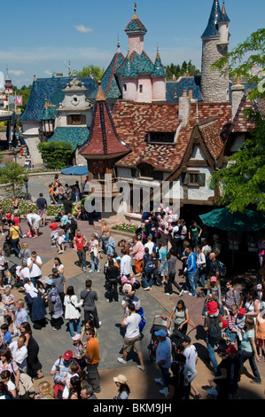 Chessy, Frankreich, Freizeitparks, Besucher Von Disneyland Paris, Übersicht Große Menschenmassen, Straße Stockfoto