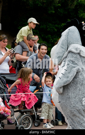 Chessy, Frankreich, Freizeitparks, Crowd Scene, Familien mit Kindern, besuchen Sie Disneyland Paris, beobachten Sie die kostümierten Charaktere der Parade, Publikum und Showdarsteller, Kinder beobachten Stockfoto