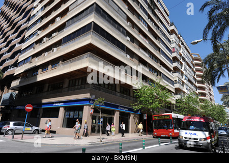 Krankenwagen und Bus auf der Avenida de Federico Soto, Alicante, Provinz Alicante, Comunidad Valenciana, Spanien Stockfoto