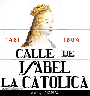 Madrid, Spanien. Traditionelles Gekacheltes Straßenschild. Calle de Isabel la Catolica (von Alfredo Ruiz de Luna/Madrid) Isabella I. von Kastilien Stockfoto